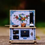 Stufa a pellet accesa in un soggiorno, evidenziando il risparmio energetico rispetto al gas.