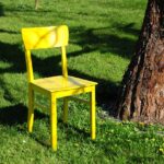 Vecchi mobili ristrutturati con vernice e creatività nel progetto di fai da te.