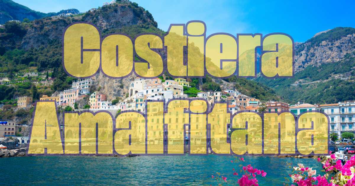 Aereo in volo sopra il mare verso Maratea, con cielo sereno e paesaggio costiero.